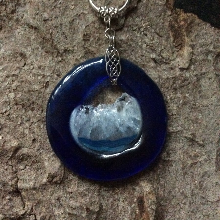 Glass and agate pendant (0610)