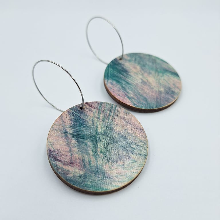 Scribble design wooden disc earrings in mauve and green