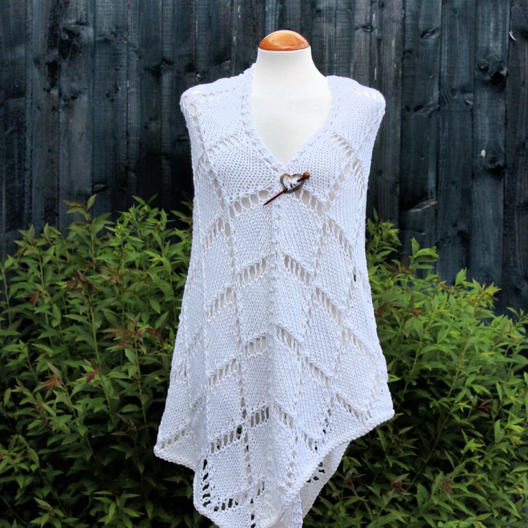 Oversized hand knit shawl featuring diamond pattern - Design B517