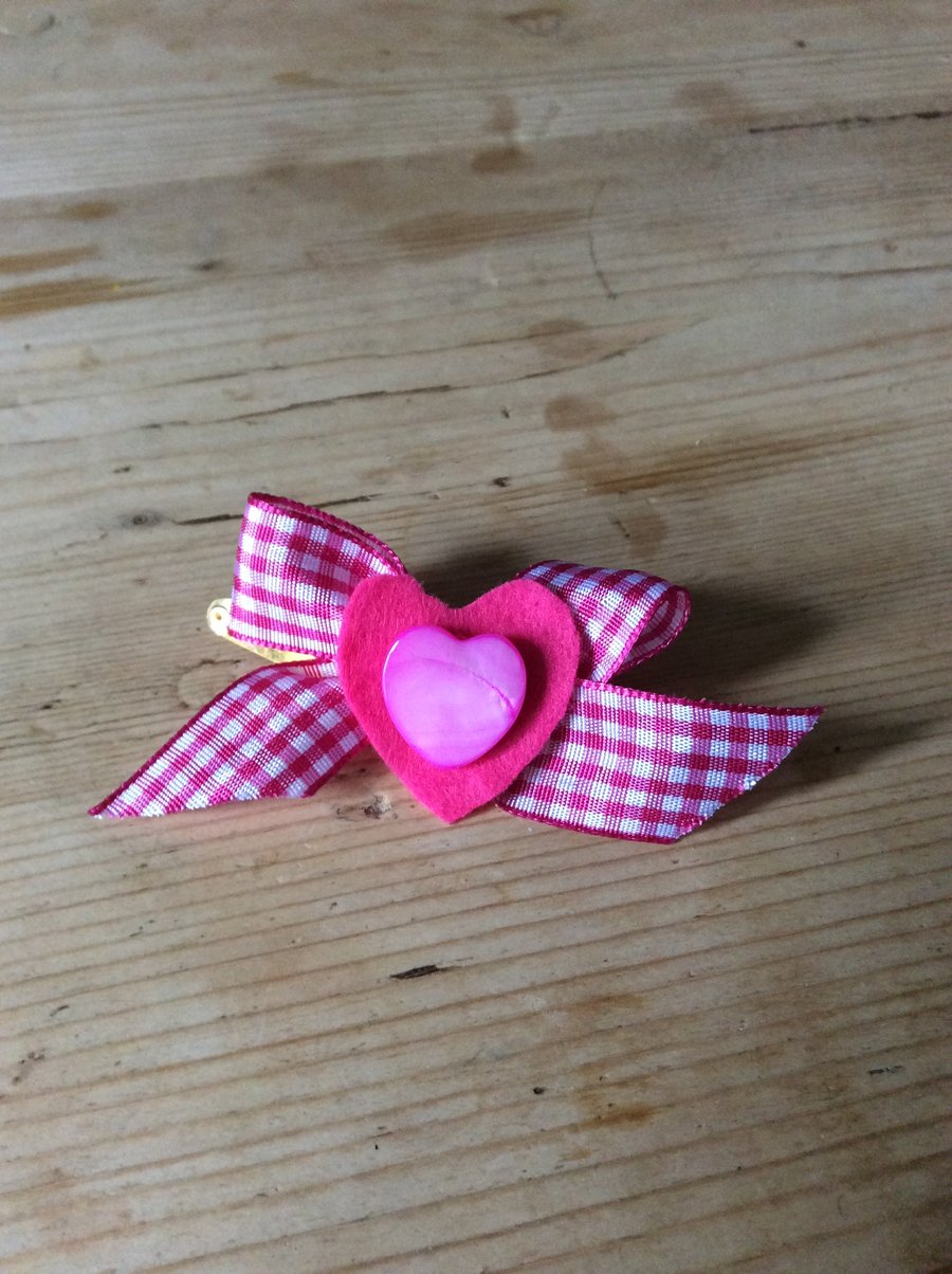 Pink bow clip with heart bead