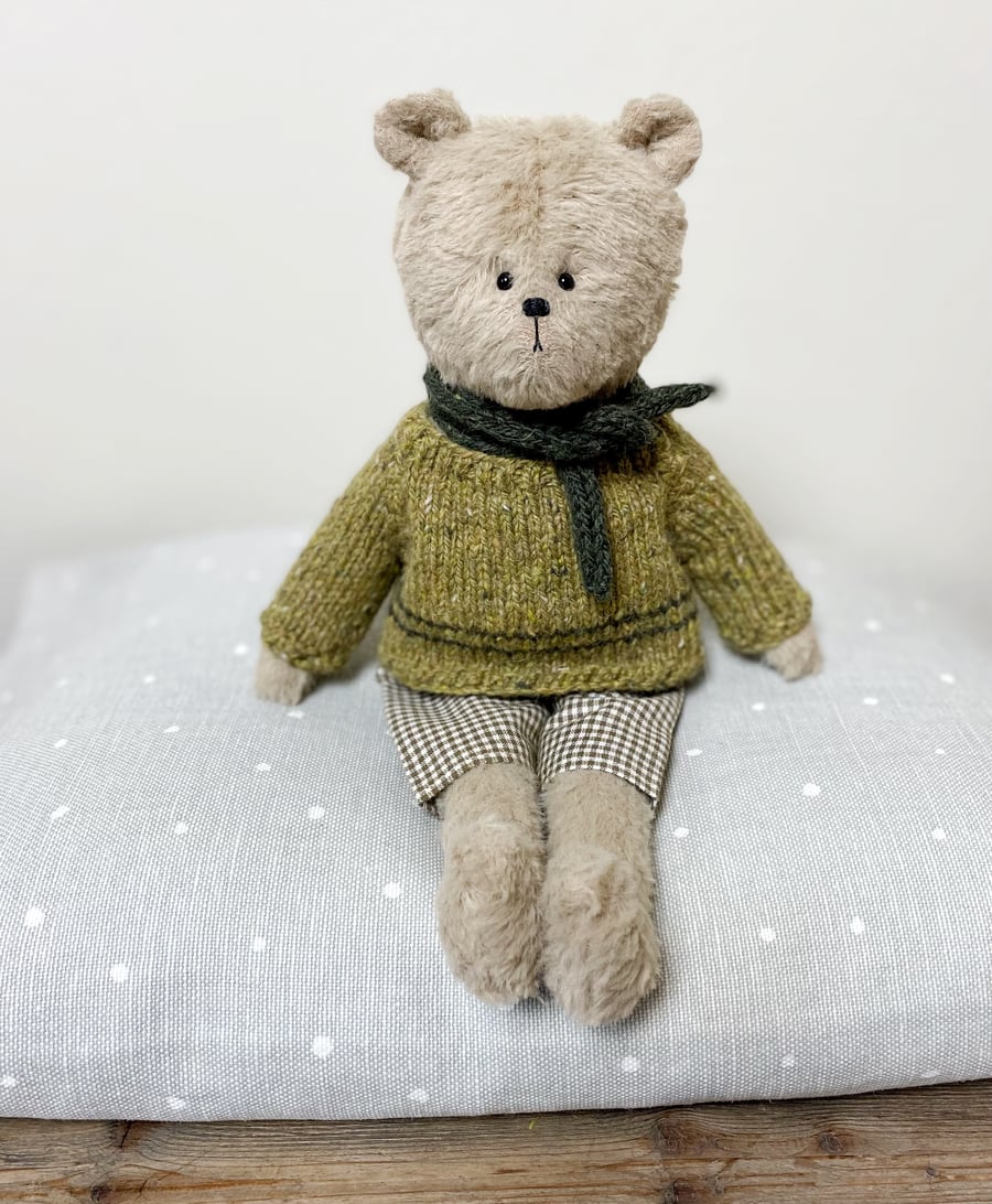 Sidney, a handmade teddy bear by Sue Newlands.