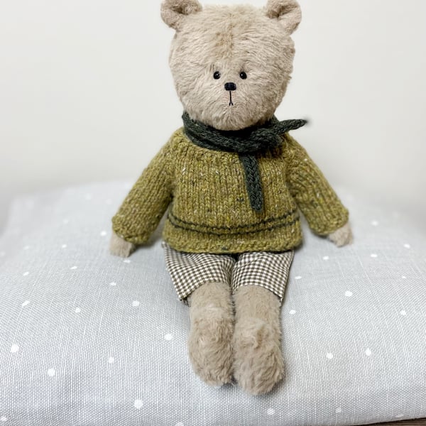 Sidney, a handmade teddy bear by Sue Newlands.