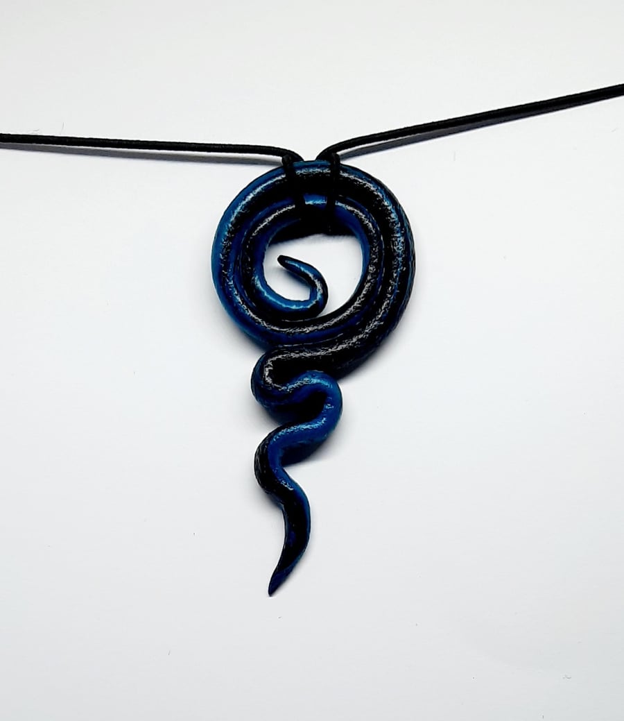 Abstract pendant curl necklace 