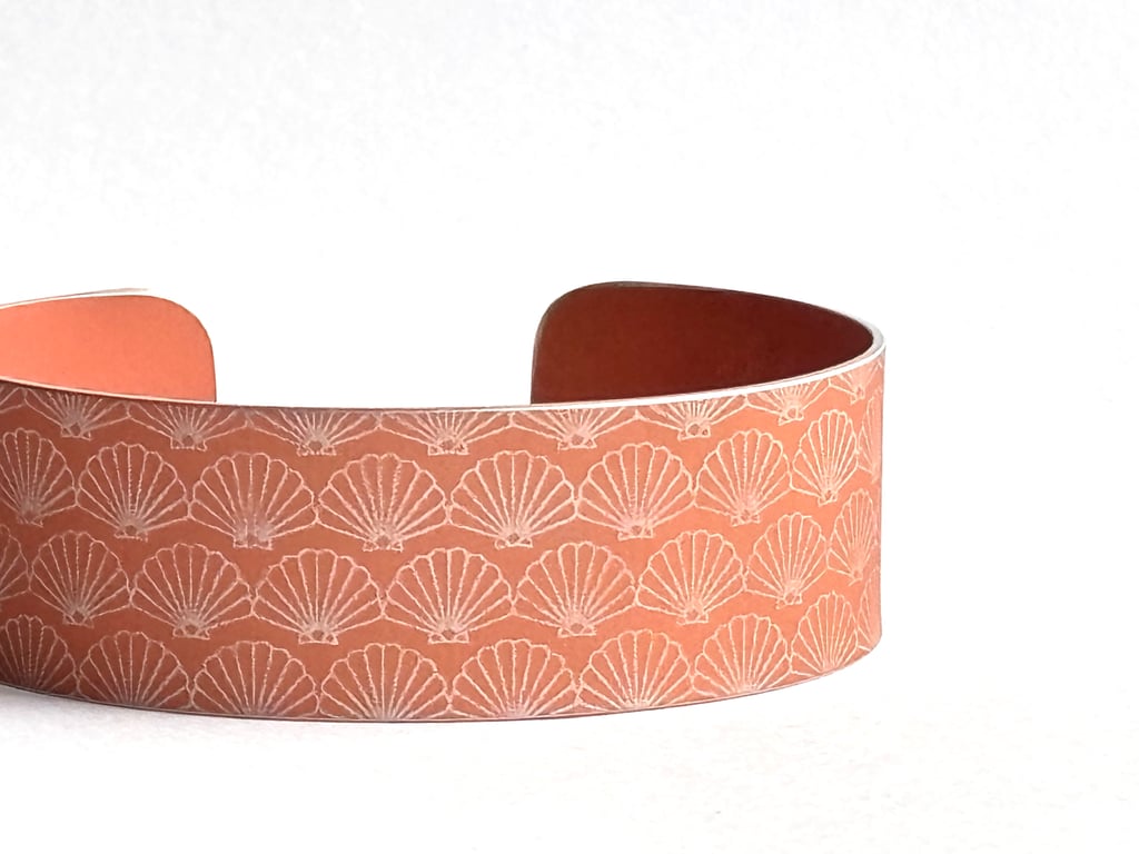 Geometric shell pattern cuff bracelet peach