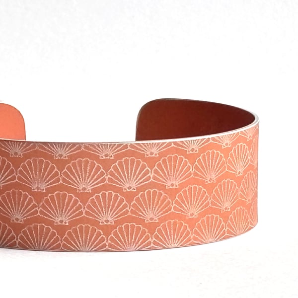 Geometric shell pattern cuff bracelet peach