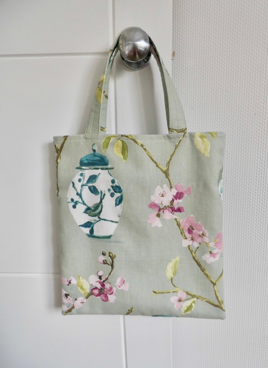 Tote bag in oriental theme print fabric 
