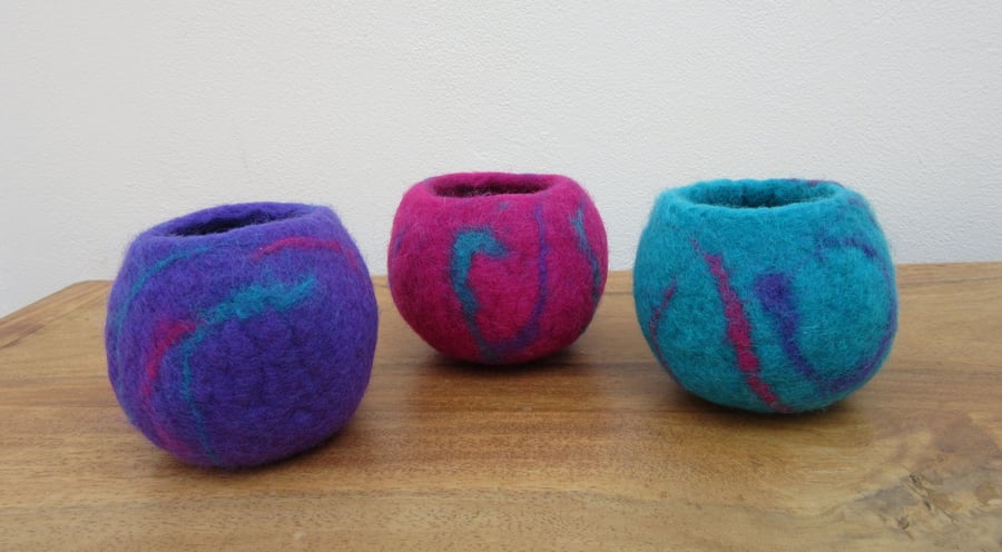 Small bowls. Set of 3 hand felted pots in mauve, turquoise and pink 