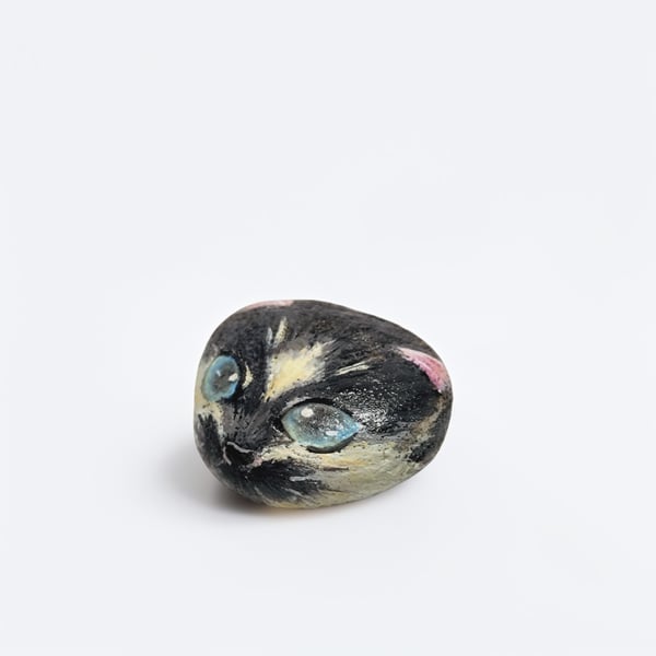Hand-Painted Pebble – Siamese Cat Portrait with Blue Eyes
