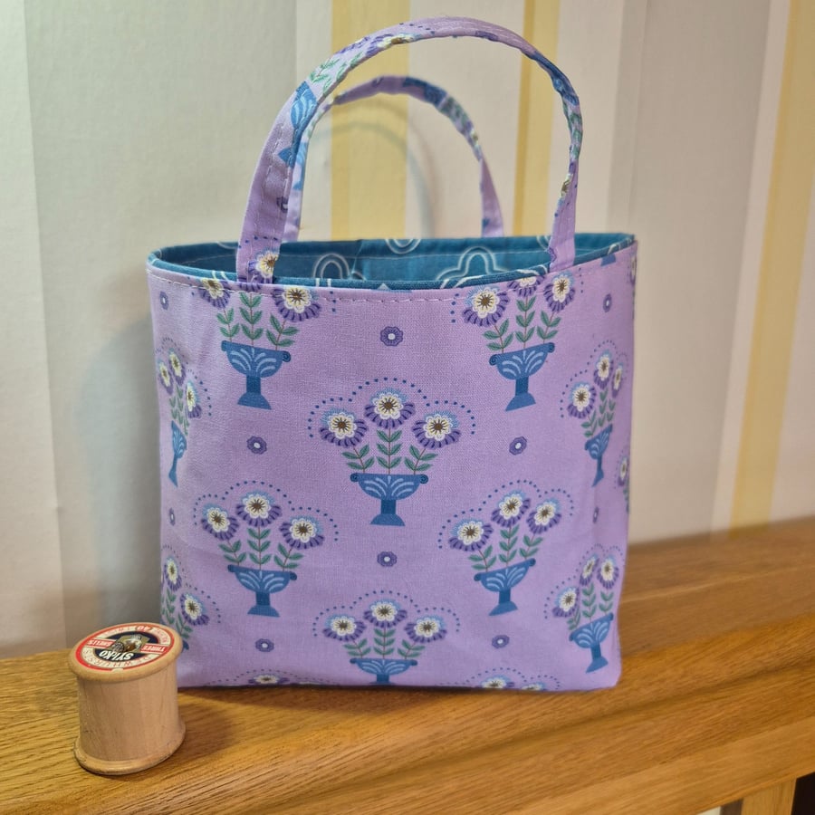 Fabric gift bag: floral display on lilac