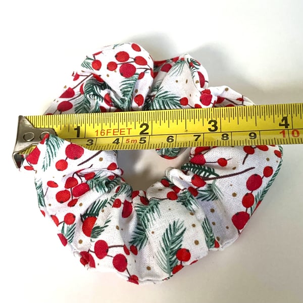 Christmas Scrunchie White Berry Print
