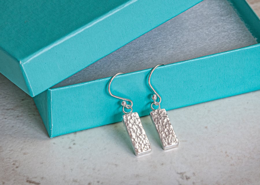 Sterling silver earrings. Simplicity 'Domino'.
