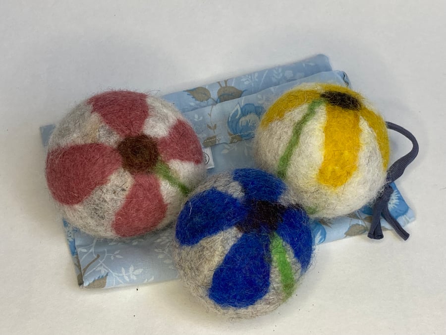 Wool tumble dryer balls. Energy saving and plastic free. Daisies