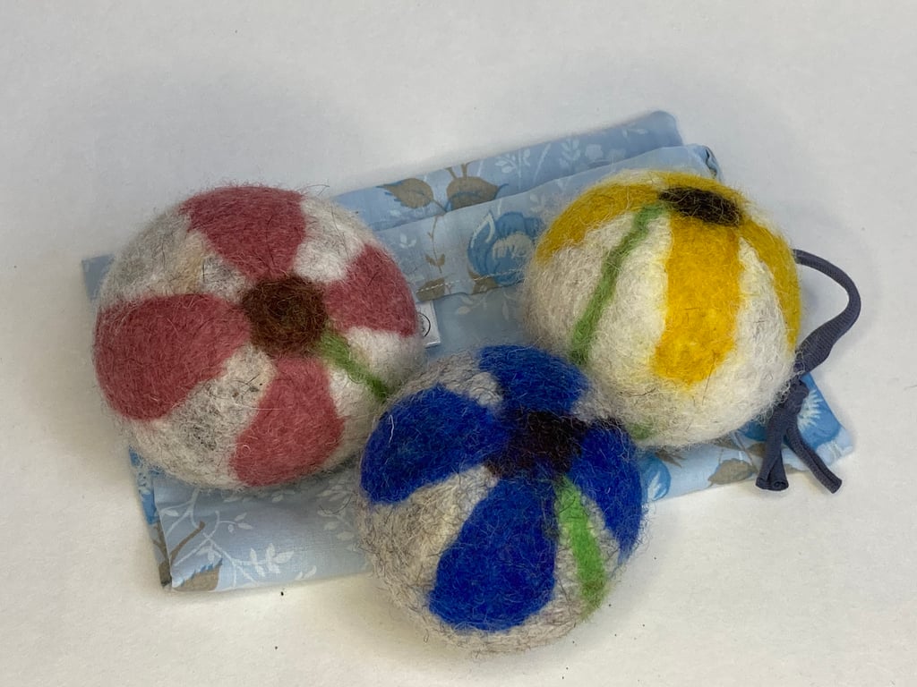 Wool tumble dryer balls. Energy saving and plastic free. Daisies