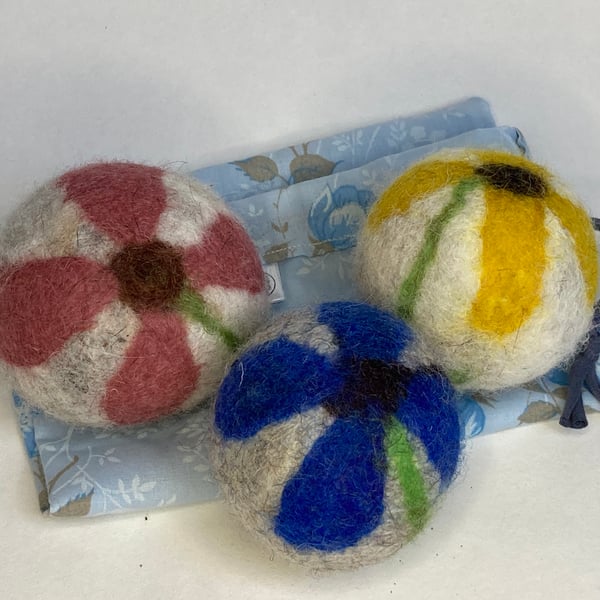Wool tumble dryer balls. Energy saving and plastic free. Daisies
