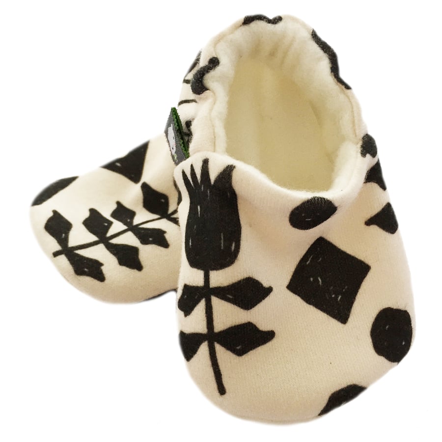 ORGANIC Black GEOMETRIC FLOWERS Kids Slippers Pram Shoes NEW BABY GIFT IDEA 0-9Y