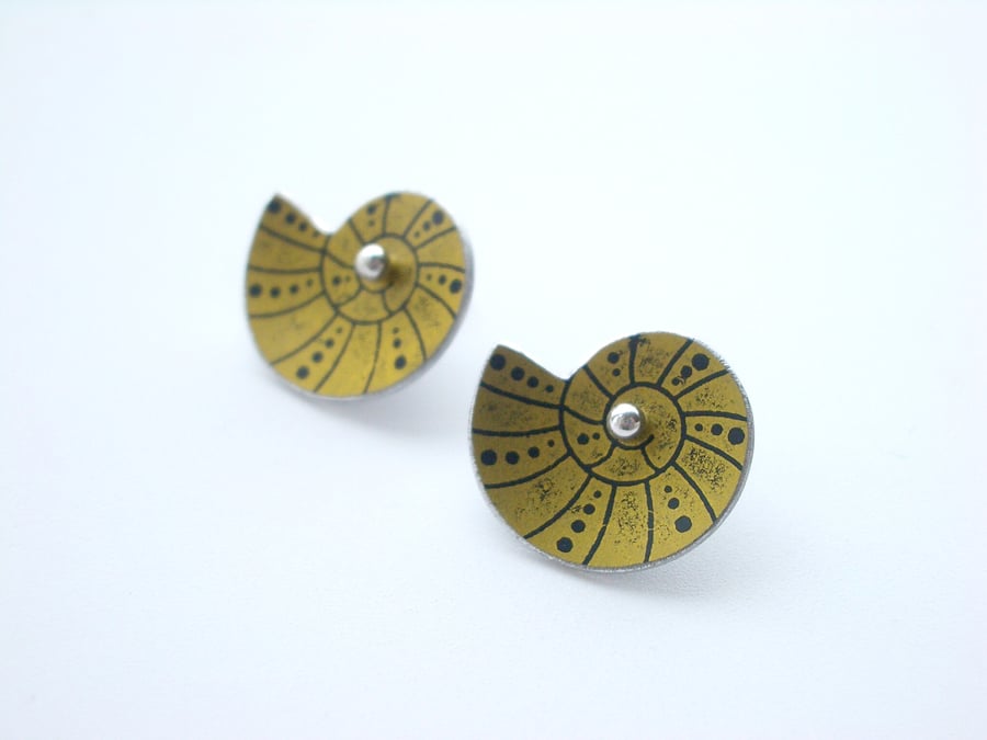 Shell studs in black and gold