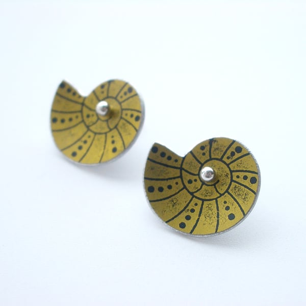 Shell studs in black and gold