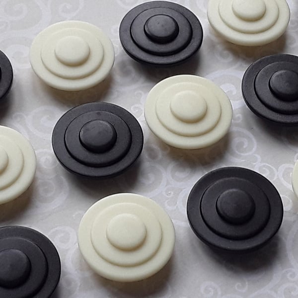 22.4mm 36L Vintage Casein buttons Cream and Black