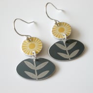 Flower earrings in yellow and grey