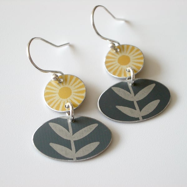 Flower earrings in yellow and grey