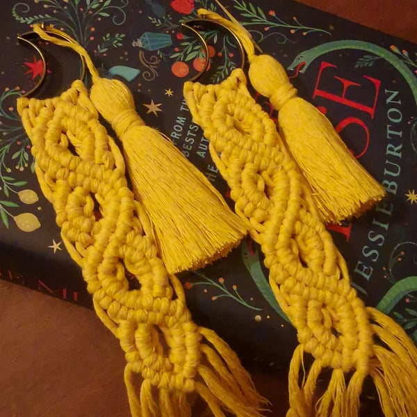 Handmade macrame bookmark for bookworm, boho inspired accessories, warm yellow 