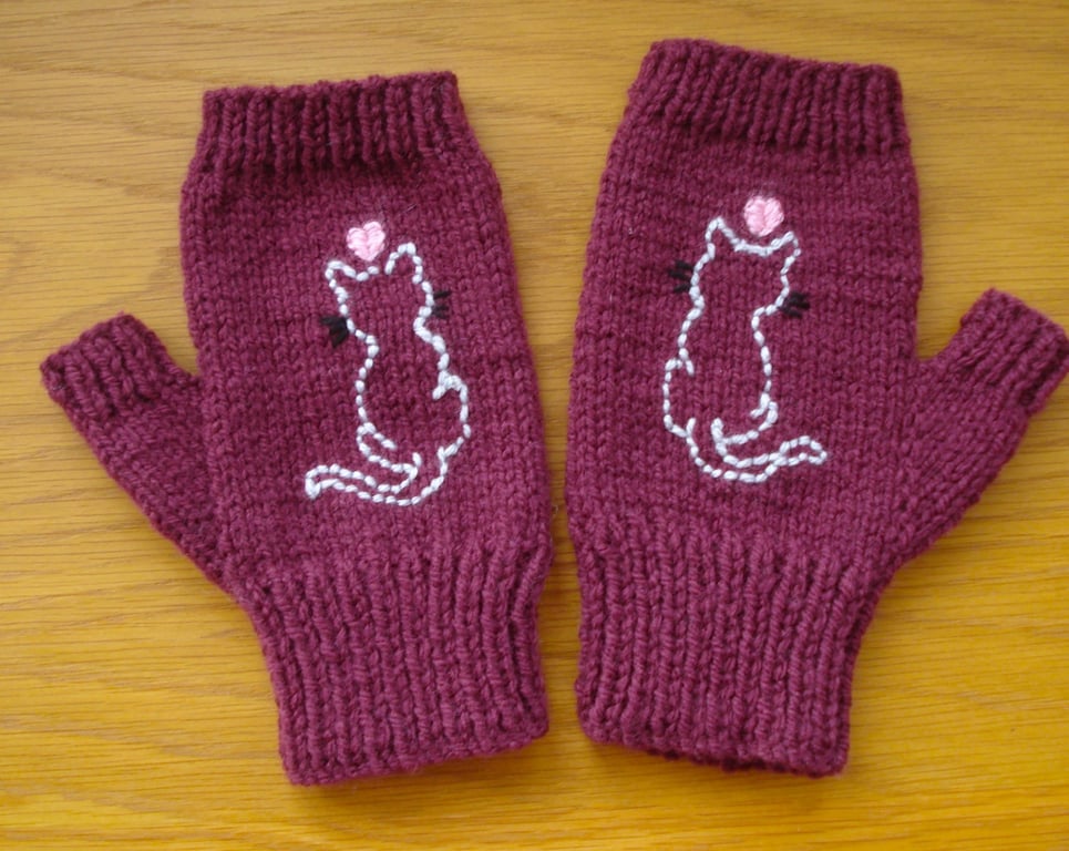 Plum Pink Hand Knitted Gloves With White Cat And Pink Hearts (J197)