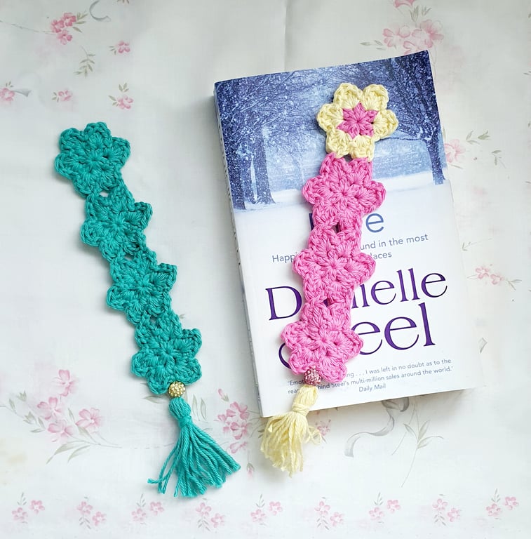 Daisy crochet bookmarks 