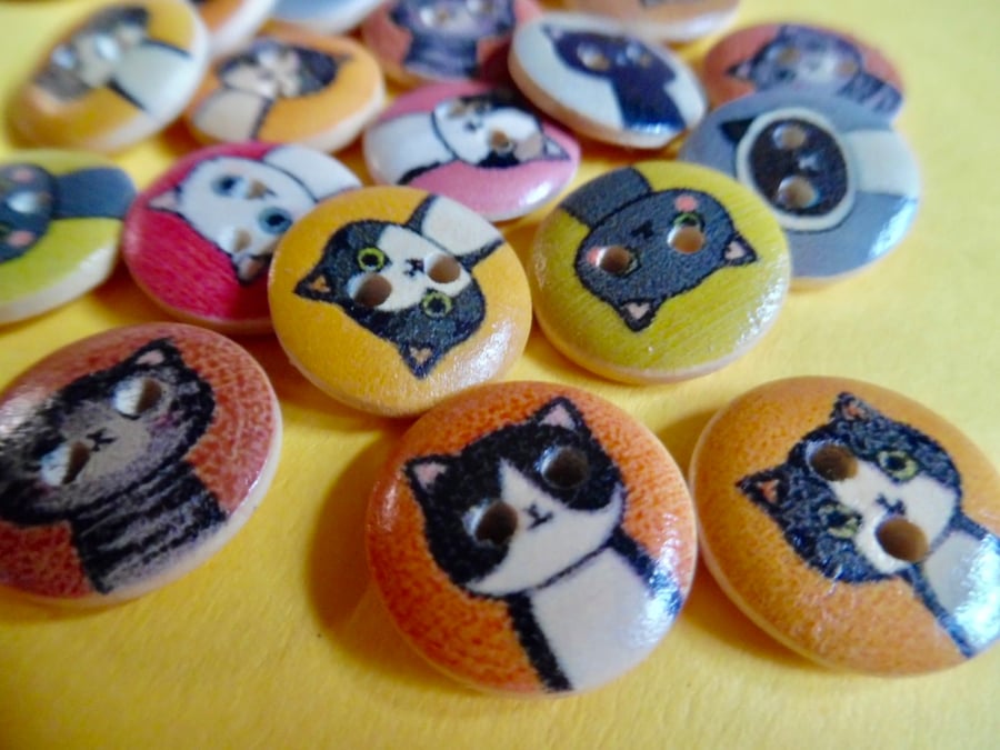 10 x Small Comic Cat Face  Wood Patterned Buttons  2 holes 14mm