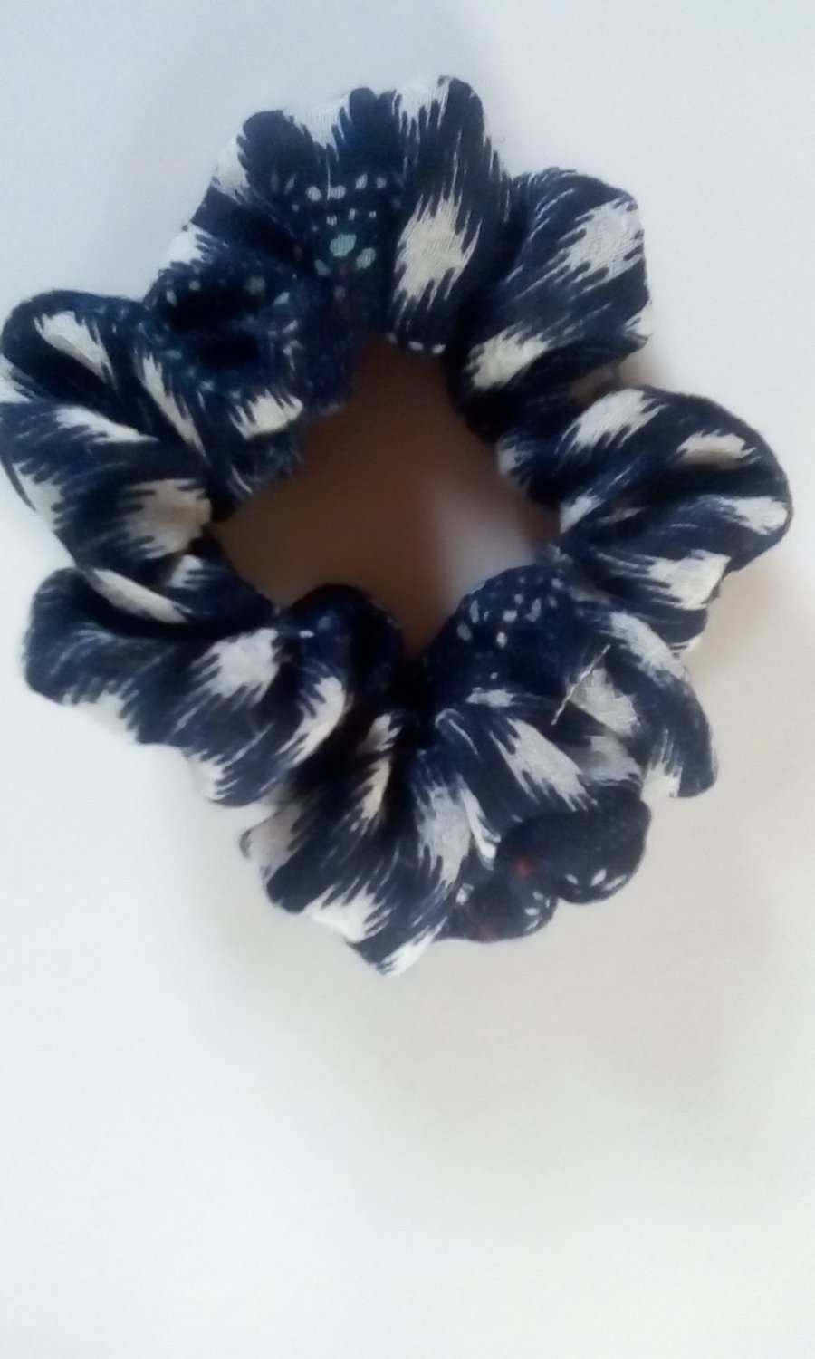 blue and white scrunchie (095)
