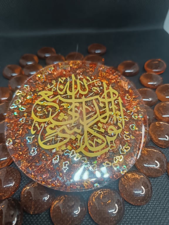 Beautiful round resin piece witrh gold arabic calligraphy ,golden flakes inside 