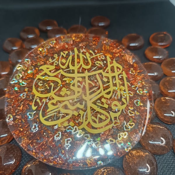 Beautiful round resin piece witrh gold arabic calligraphy ,golden flakes inside 