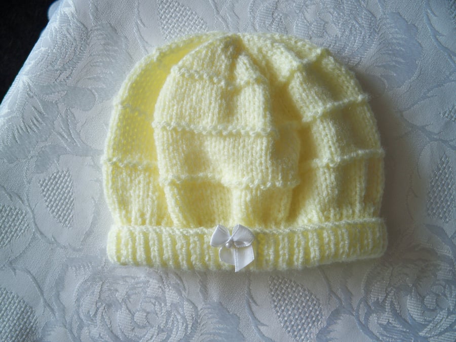  Beautiful Hand knitted Baby Hat with White Satin Bow 0-3 MTHS