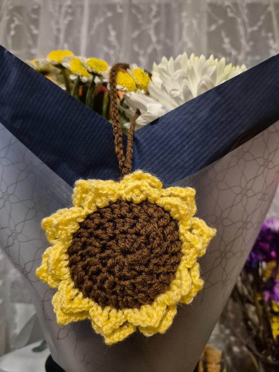 Crochet sunflower 2 in 1 water bootle holder. 
