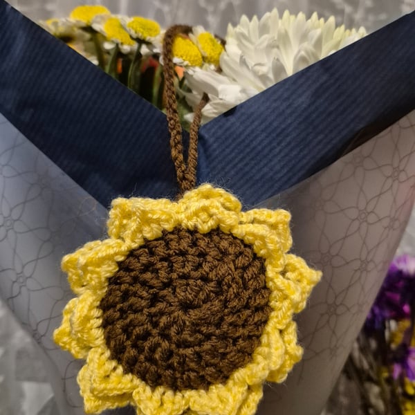 Crochet sunflower 2 in 1 water bootle holder. 