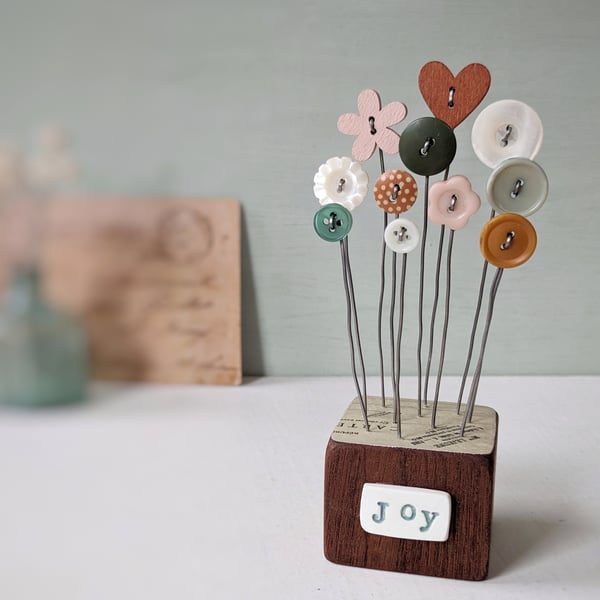 Button Flower Garden in a Wood Block 'Joy'