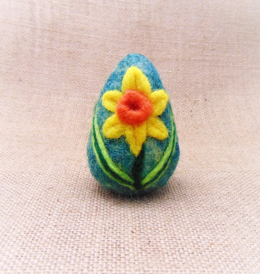 Felted Easter Egg, Easter Table Decoration, Decorative Egg, Egg With a Daffodil