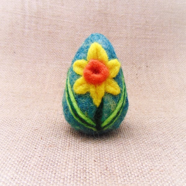 Felted Easter Egg, Easter Table Decoration, Decorative Egg, Egg With a Daffodil
