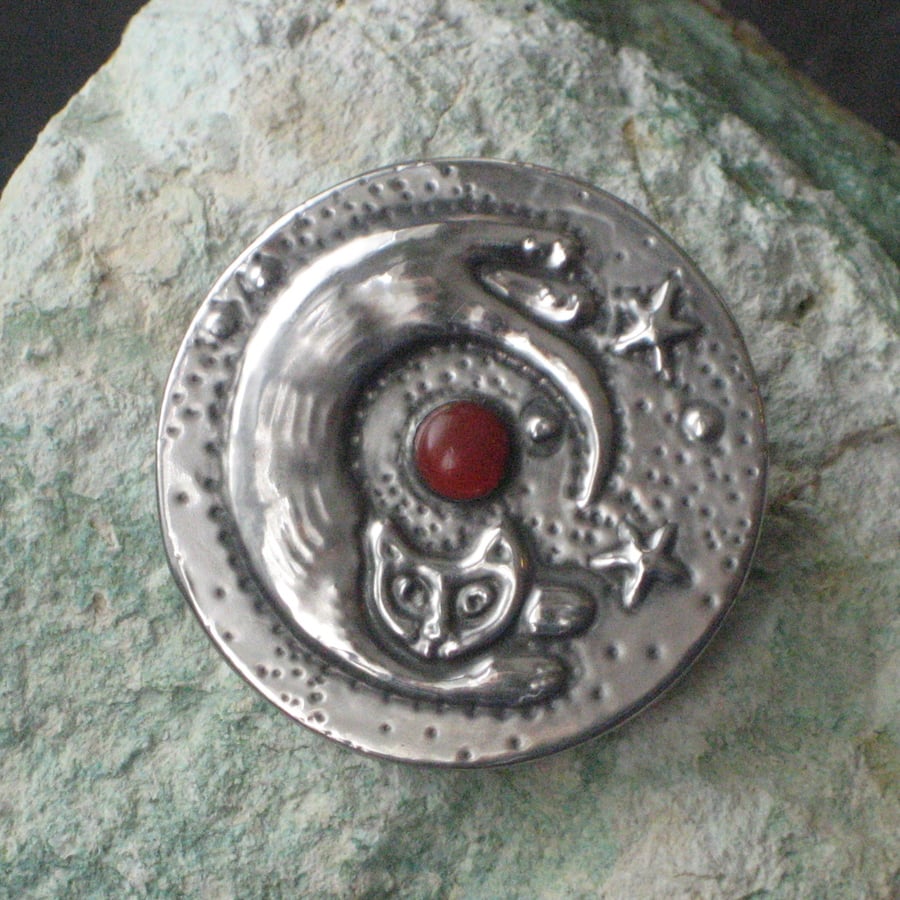 Leaping cat carnelian brooch in pewter