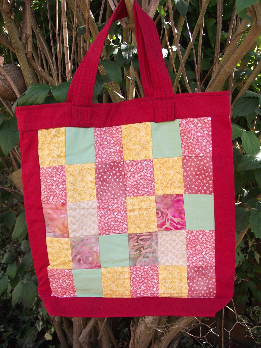 Cheerful lined shopping bag
