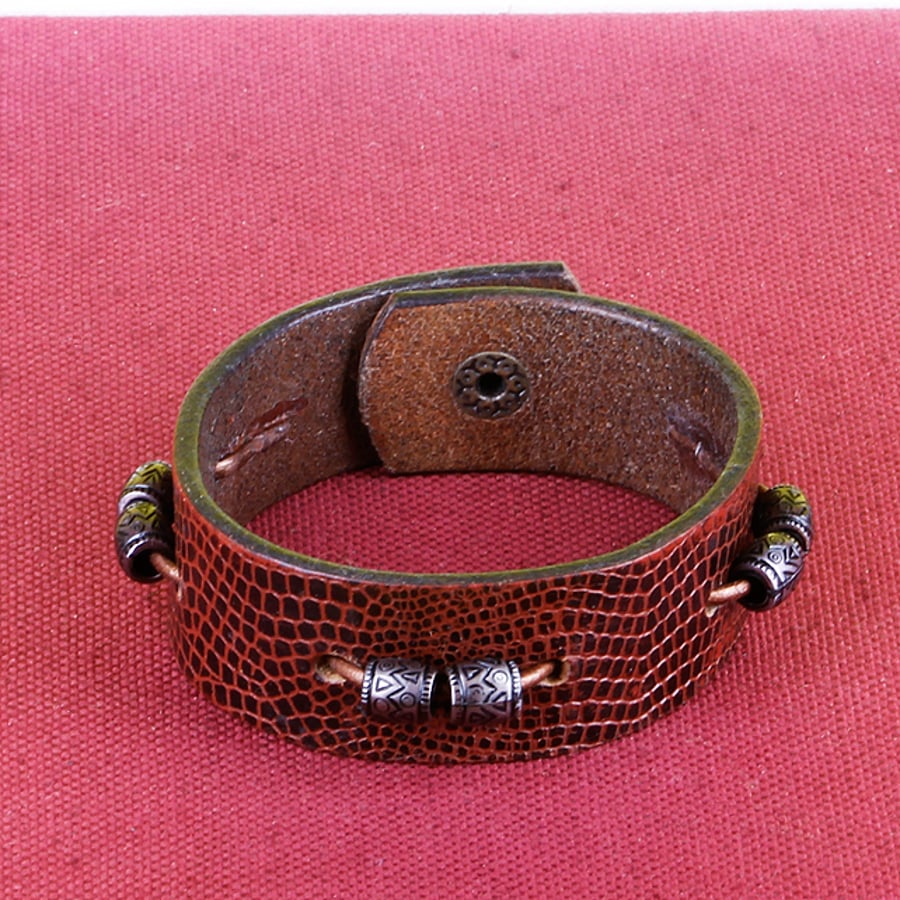 15 - BROWN LEATHER BRACELET WITH BEADS