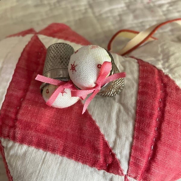 Thimble pin cushion