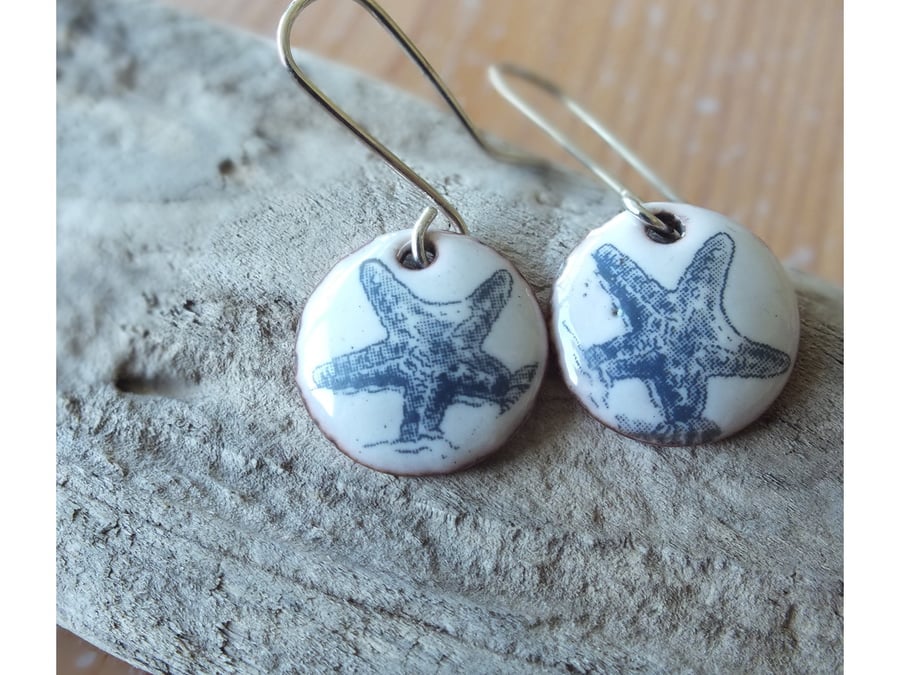 Starfish enamelled earrings, ivory background