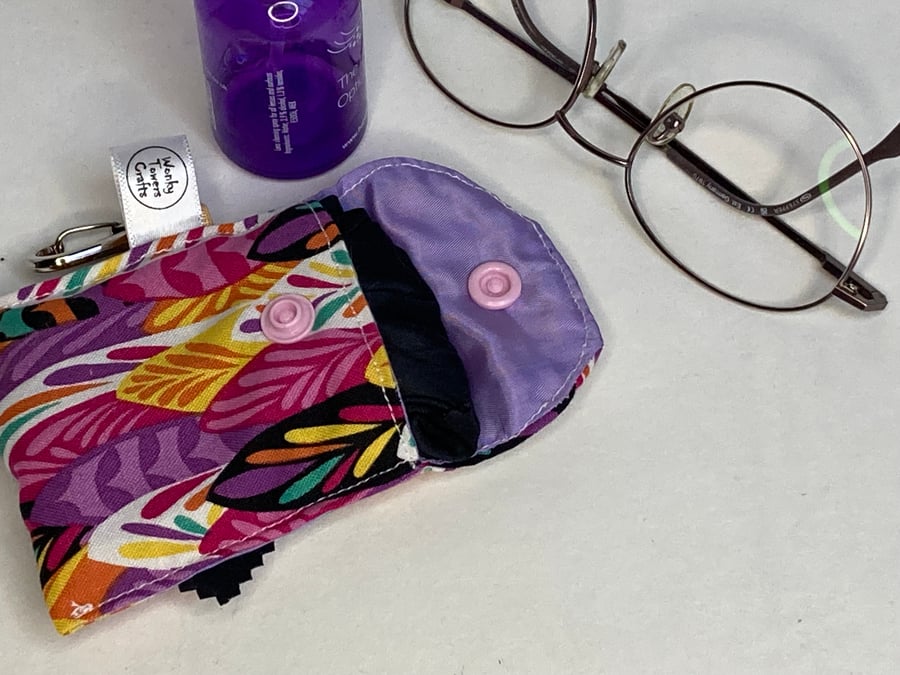 Spectacles cleaning cloth and pouch. Pinks and black Keep your glasses sparkling