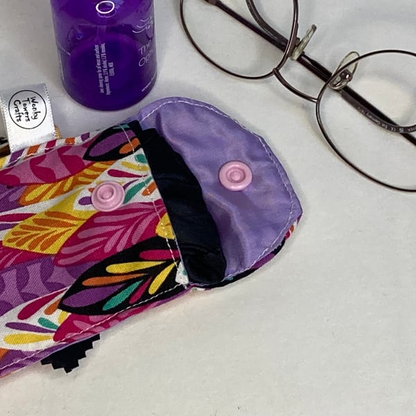 Spectacles cleaning cloth and pouch. Pinks and black Keep your glasses sparkling