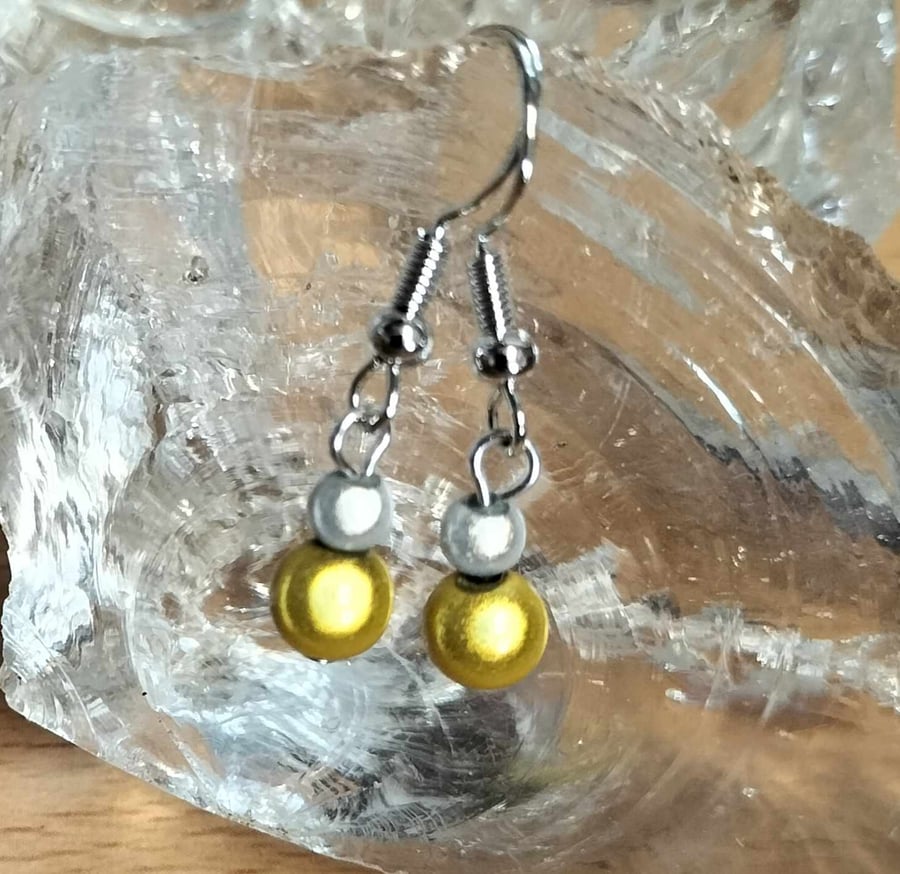 ER305 Yellow and silver miracle bead drops
