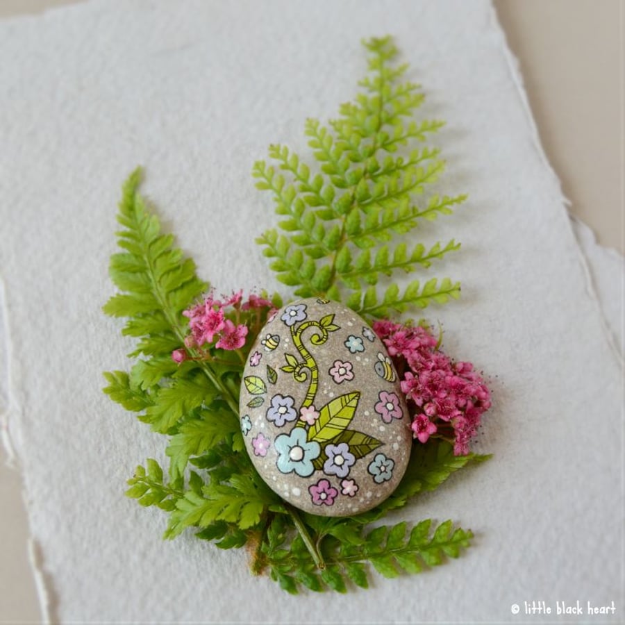 pebble art - curly blossom and bees