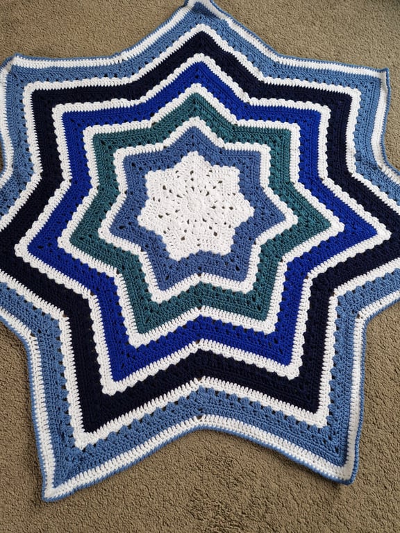 Looking for the perfect baby gift? Star shaped crochet blanket in blue and white