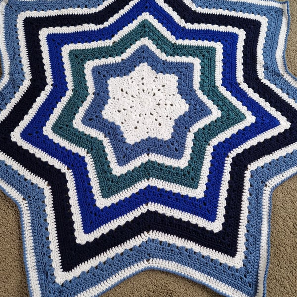 Looking for the perfect baby gift? Star shaped crochet blanket in blue and white