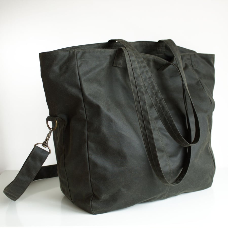 Minimal convertible tote bag shopper in olive green by Minus