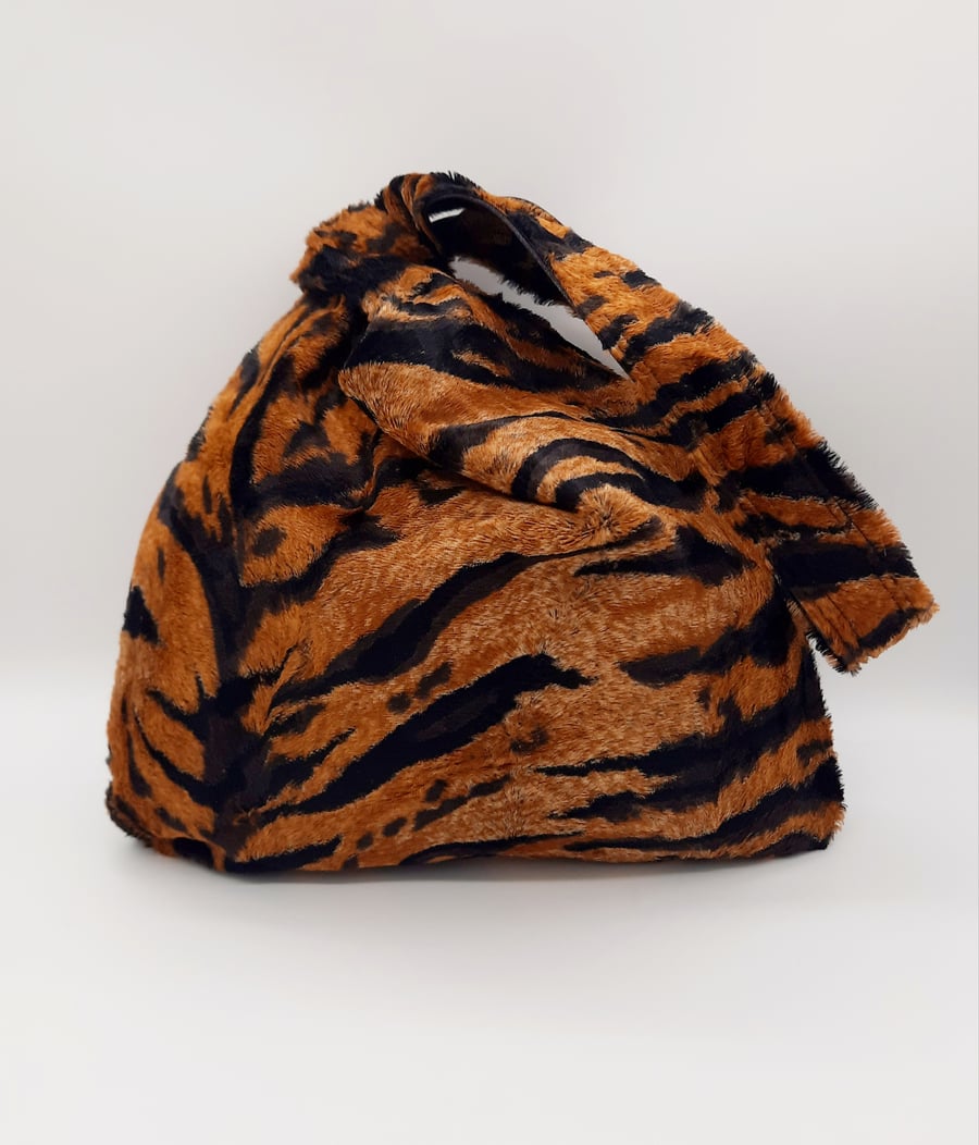 Knot bag in faux tiger fur, reversible. 